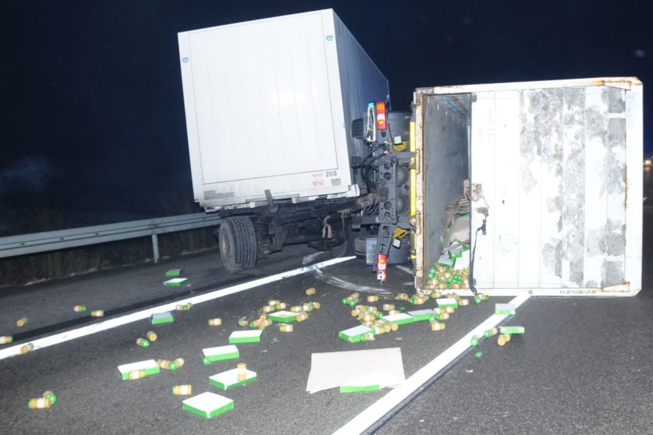 Der mit Apfelmus beladene Lkw geriet ins Schlingern und kippte um. Dabei verlor er seine süße Ladung.