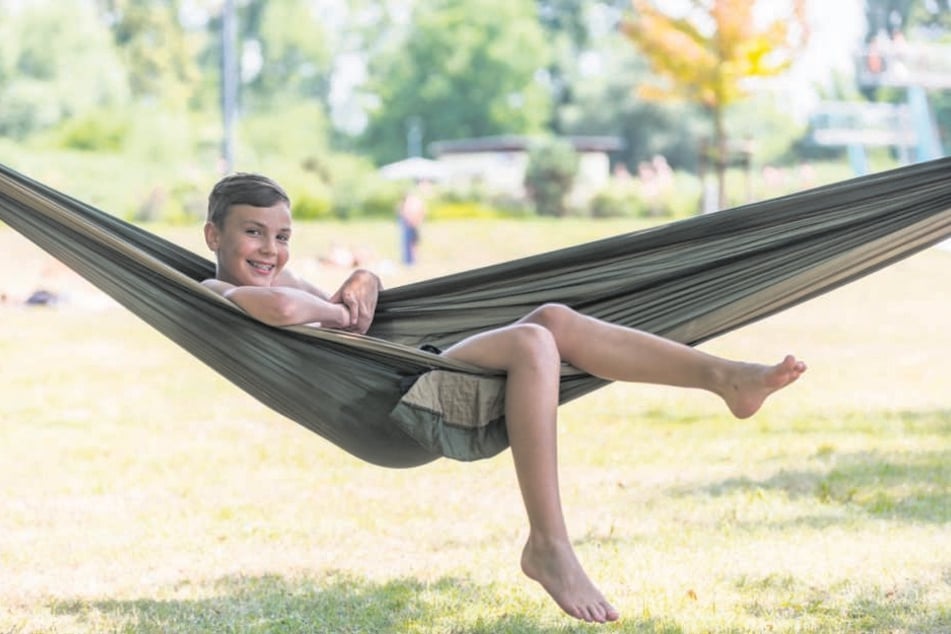 Chillen pur - Auch das ist im "Wostra" möglich: Gustav (12) hat sich eine Hängematte mitgebracht und zwischen die alten Bäume gespannt.