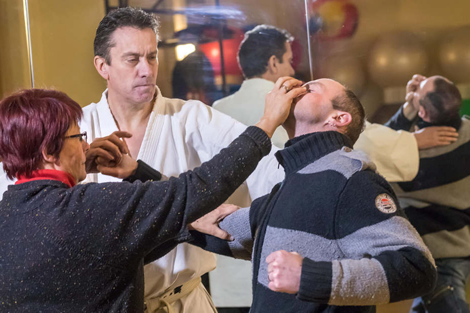 Olaf Guddat (52, M.) betreibt seit mehr als 30 Jahren Kampfsport, hat den 2. Meistergrad in Karate. In der Trainingshalle zeigt er, wie sich auch Frauen zur Wehr setzen können.