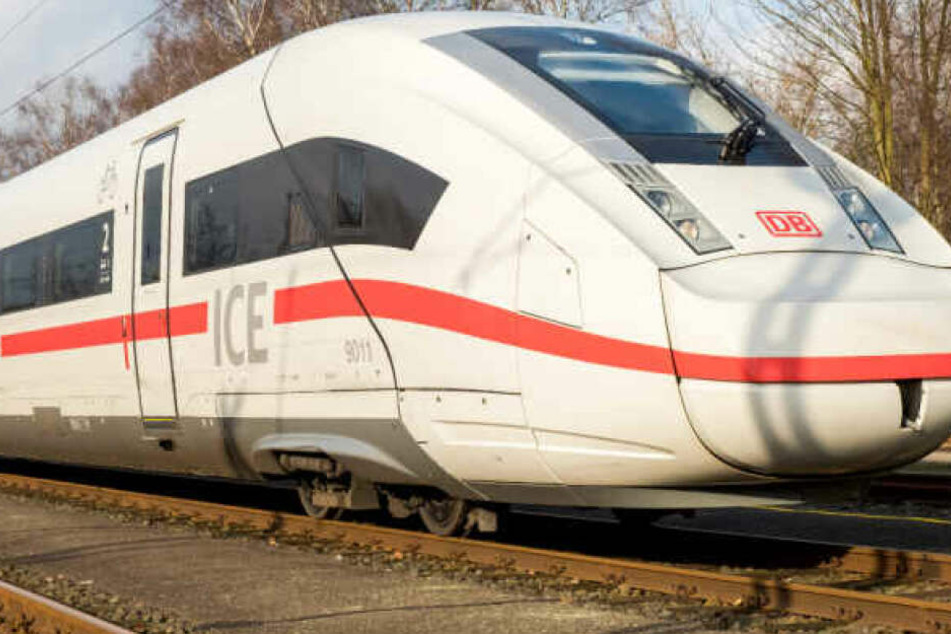 Mitten im Zug entdeckte die Zugbegleiterin den Mann. (Symbolbild)