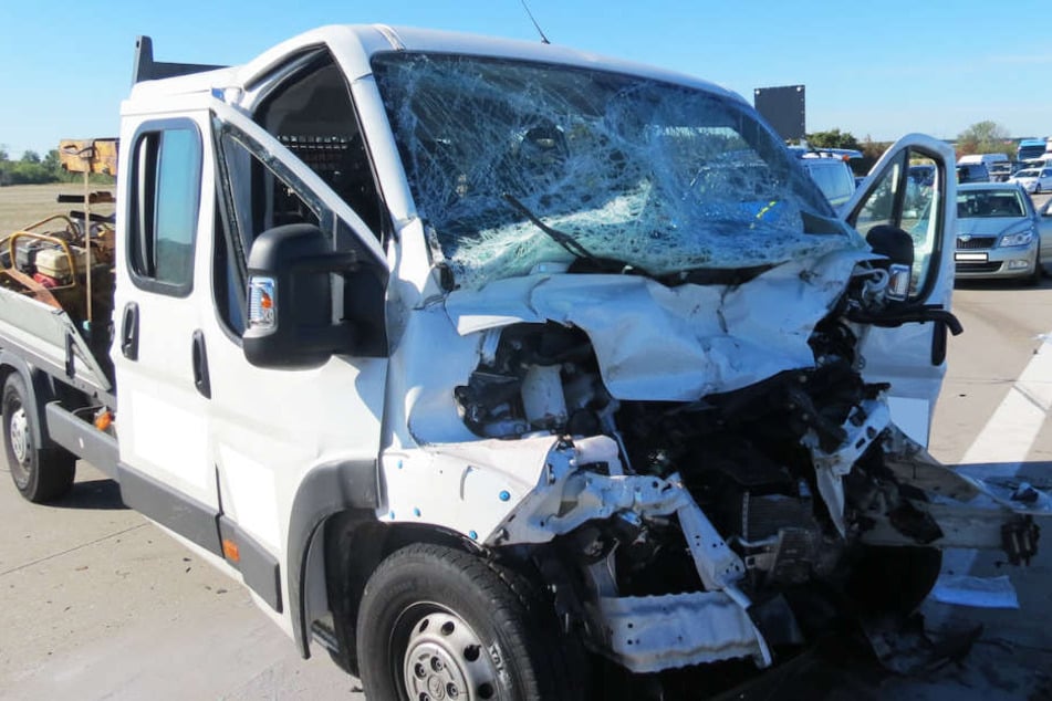 Alle vier Insassen des Transporters wurden bei dem Unfall schwer verletzt.