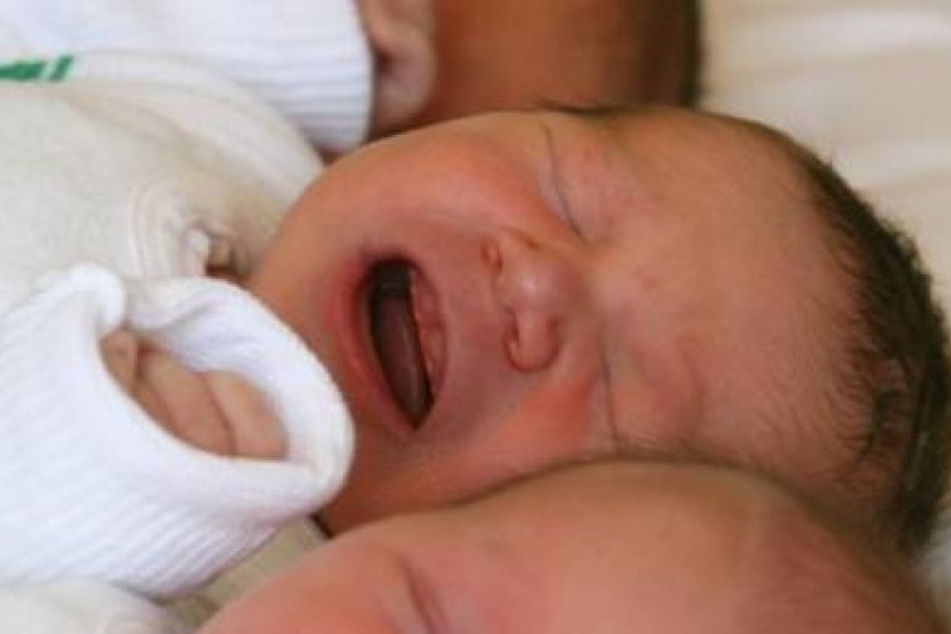 Das drei Monate alte Baby und dessen Großvater mussten zehn Stunden lang auf eine US-Botschaft, um sicher einer Prüfung zu unterziehen. (Symbolbild)