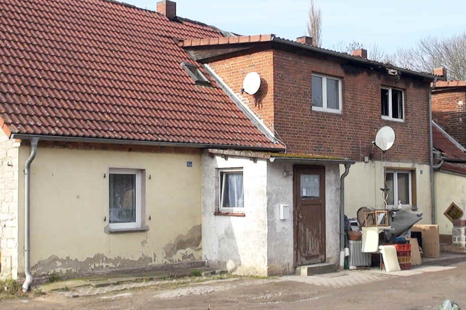 Sperrmüll und Brandreste erinnern an den Brand Anfang Februar.
