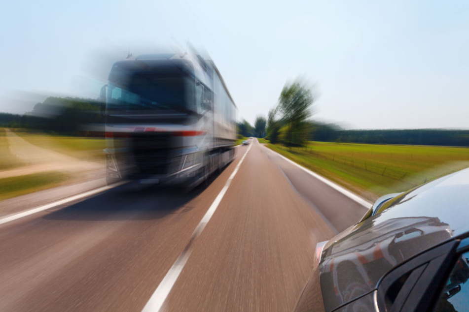 Der Autofahrer überholte zwei Lkw, als ihm plötzlich ein Pkw entgegenkam. (Symbolbild)
