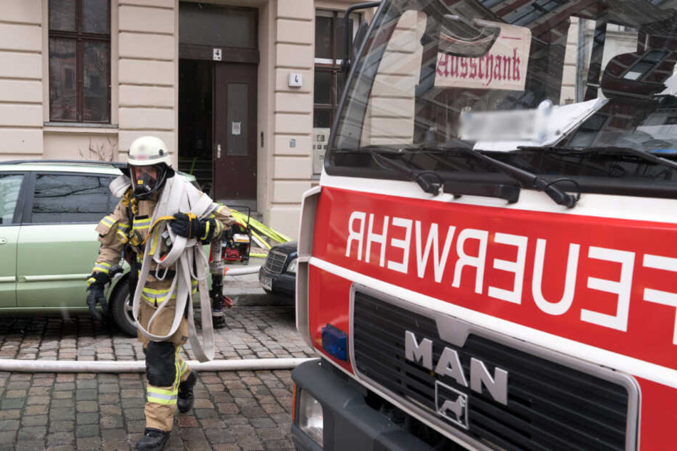 Ein Feuerwehrmann geht nach seinem Einsatz zurück zum Fahrzeug. (Symbolbild)