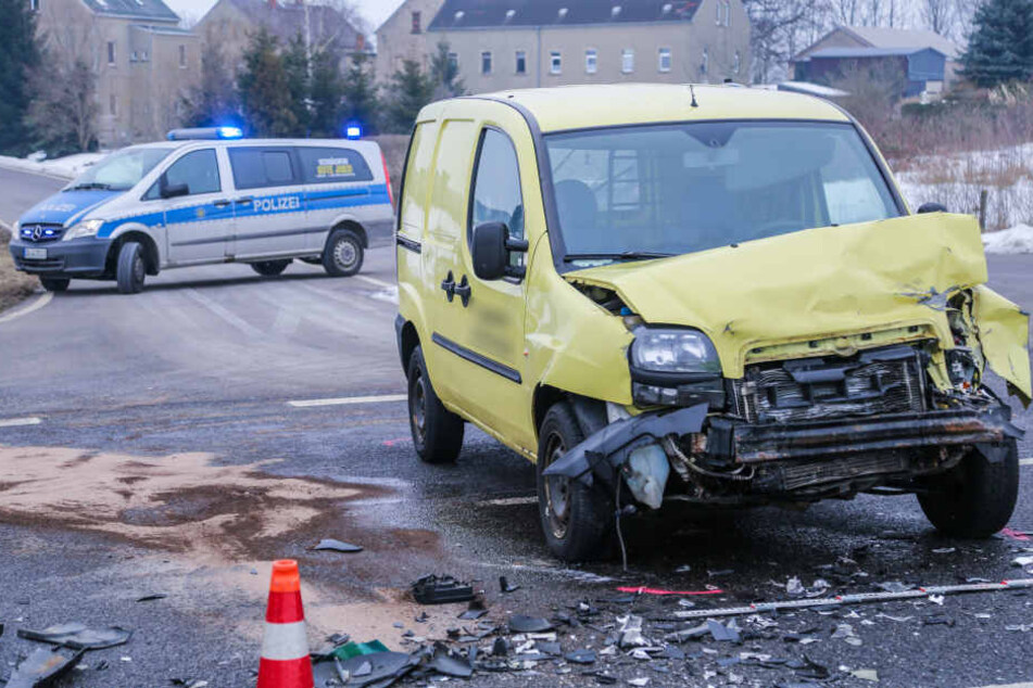Der Fiat wurde bei dem Crash heftig demoliert.
