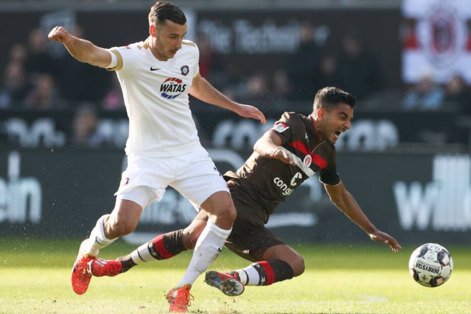 Sami Allagui (rechts) fällt im Zweikampf auf den Boden. Gegen Ingolstadt droht er auszufallen.