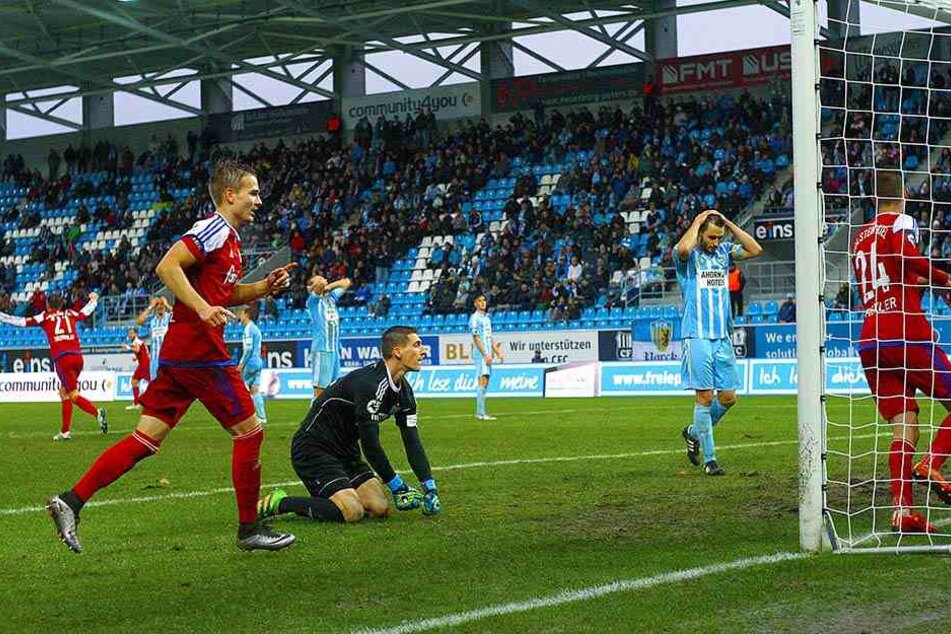 Das bittere 2:2 durch Steven Lewerenz! Abfälscher Kevin Conrad (2.v.r.) kann‘s nicht fassen,Keeper Kevin Kunz ist auch am Boden.