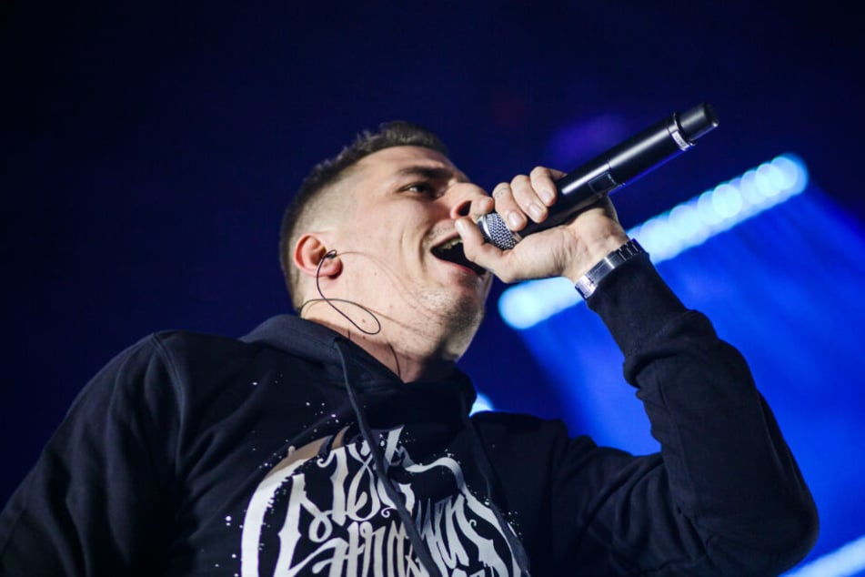 187-Rapper Gzuz steht bei einem Konzert auf der Bühne.