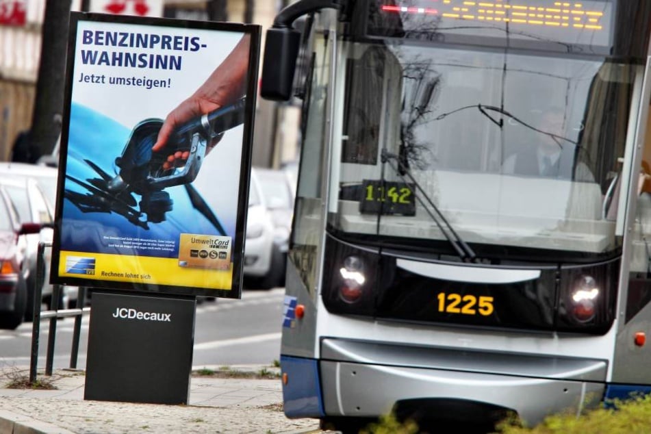 Ein tatverdächtiger Mann (25), der zwei Taxifahrer überfallen und ausgeraubt haben soll, wurde in einer Tram in Leipzig festgenommen. (Symbolbild)
