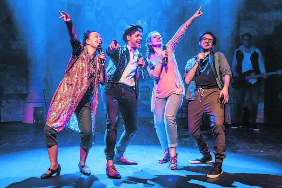 Proben-Spaß (v.l.): "Tournee-Mutti" Helga (Julia Henke), John (Andreas Köhler), Nina (Katharina Eirich) und Richie (Janis Masino).