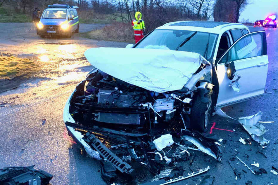Heftiger Crash endet für zwei VW-Fahrer im Krankenhaus, beide Autos Schrott!