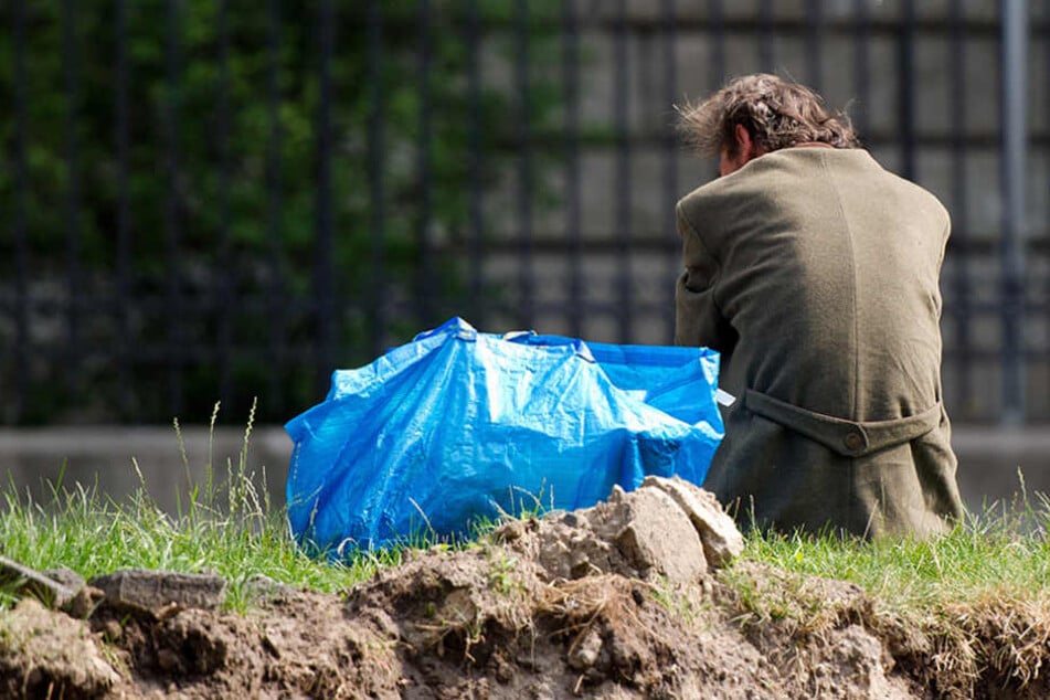 Ein Obdachloser sitzt in der Nähe vom Bahnhof Zoologischer Garten. 