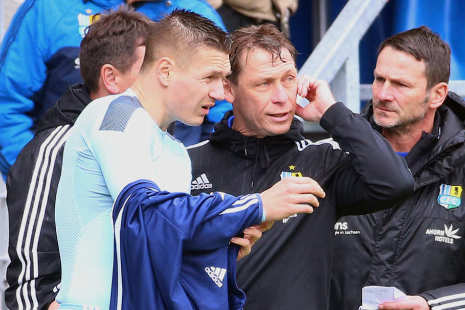 Coach Trainer Sven Köhler (M.) mit Daniel Frahn (l.), der das Toreschießen scheinbar verlernt hat.