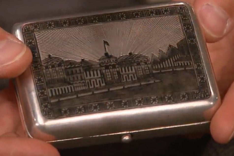 Die Tabakdose von 1872 aus Silber, mitgebracht von Peter Schiller.