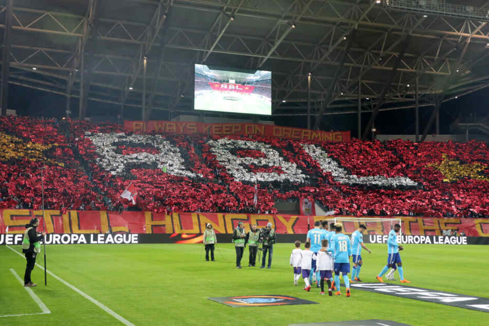 Choreo im Block B: Gegen Marseille waren deutlich mehr Zuschauer in der Red Bull Arena und durften sich über einen Heimsieg freuen.