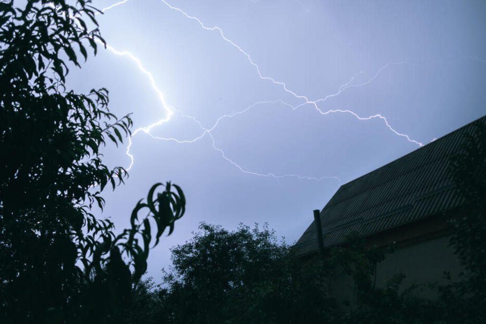 Der Deutsche Wetterdienst warnt für den Rheinland vor starken Gewittern. (Symbolbild)