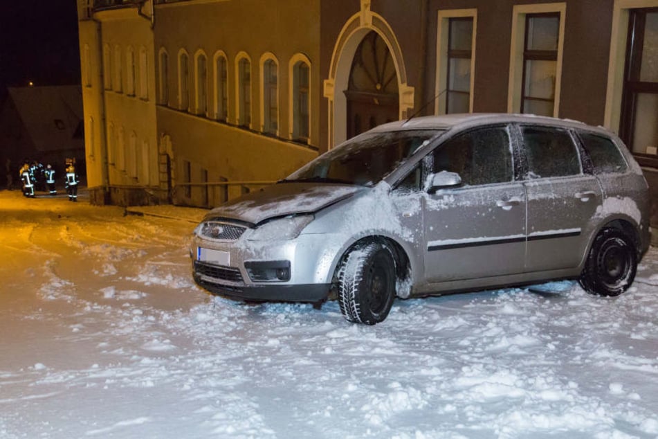Der Ford war auf der steilen Straße plötzlich ins Schleudern gekommen.