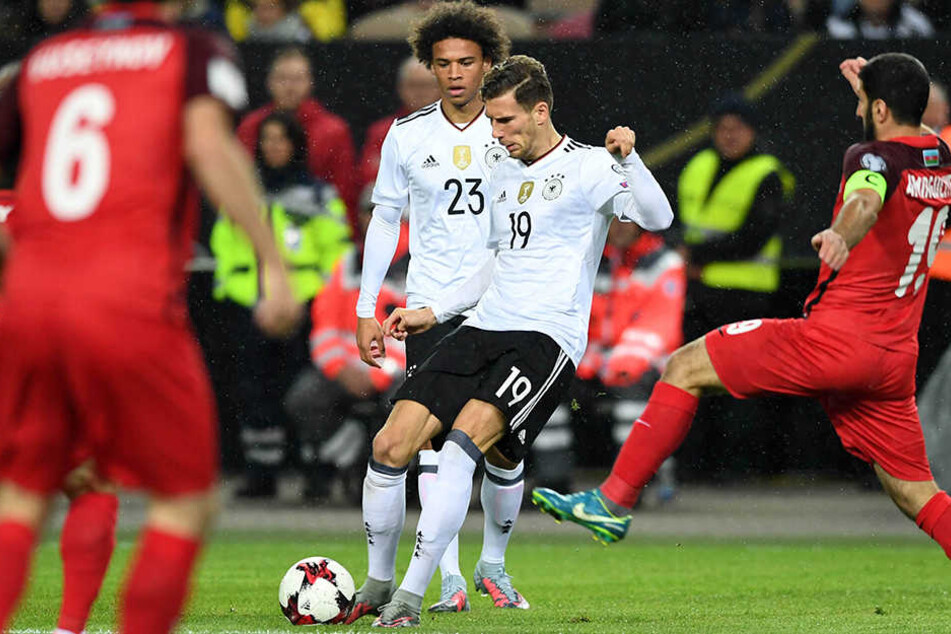 Leon Goretzka von Deutschland (M.) gegen Rahid Amirguliyev von Aserbaidschan war für das 1:0 verantwortlich.