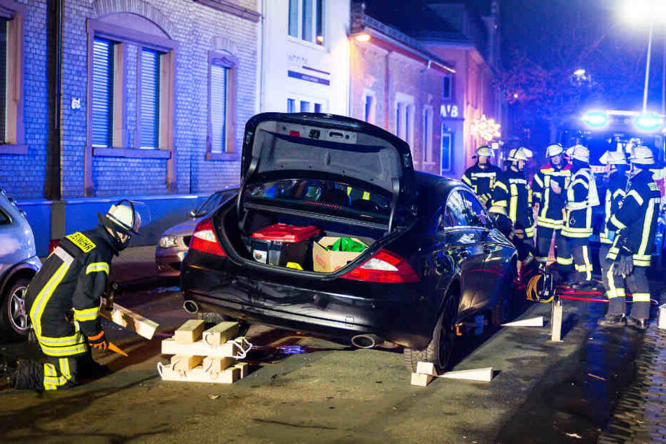 Der Mercedes musste angehoben werden, um das Unfallopfer zu befreien.