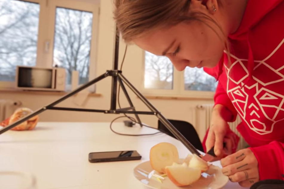 Durch das Zwiebelschneiden kamen bei der YouTuberin die Tränen.