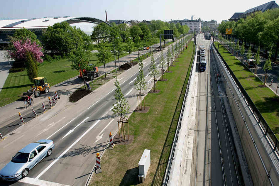 Die Seniorin überquerte die Jahnallee, obwohl die Autofahrer grünes Licht hatten.
