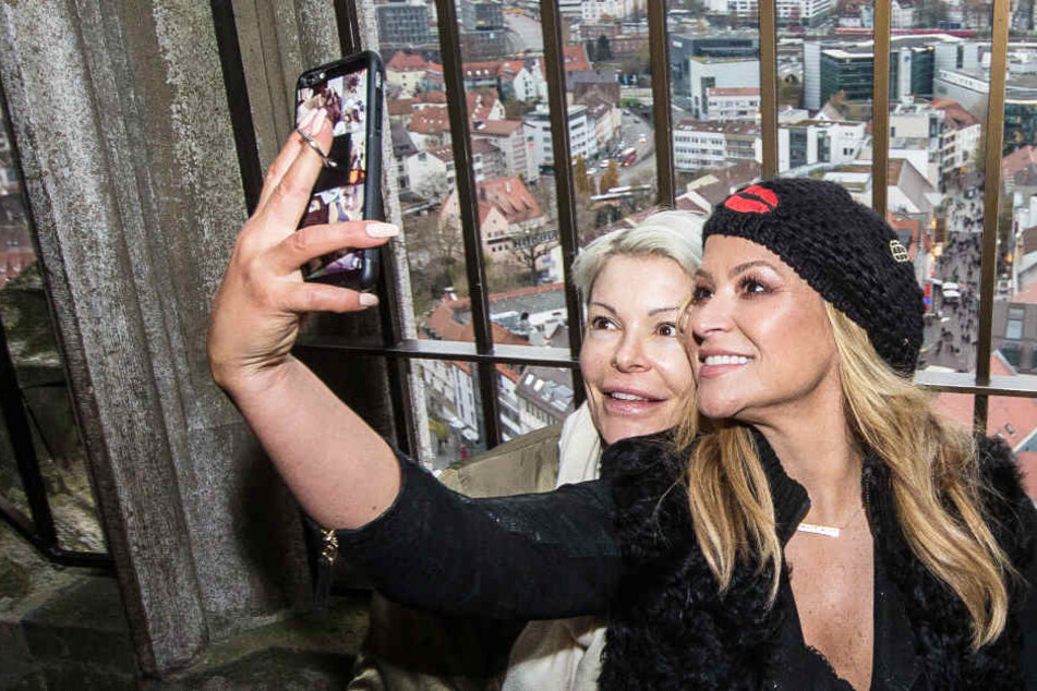 Sängerin Anastacia (r.) mit ihrer Schwester Shawn auf dem Turm des Münsters in Ulm beim Selfie-Machen.