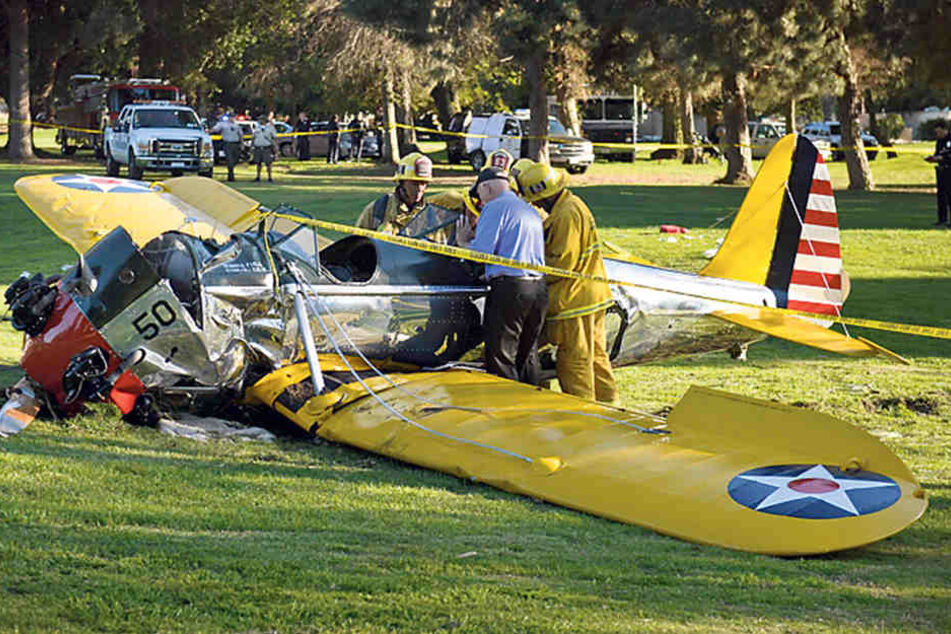 Bereits 1999 legte Harrison Ford
eine Bruchlandung hin. 2015 musste er wegen eines Motorschadens auf einem
Golfplatz notlanden. Dabei erlitt er Knochenbrüche und Schnittwunden.
