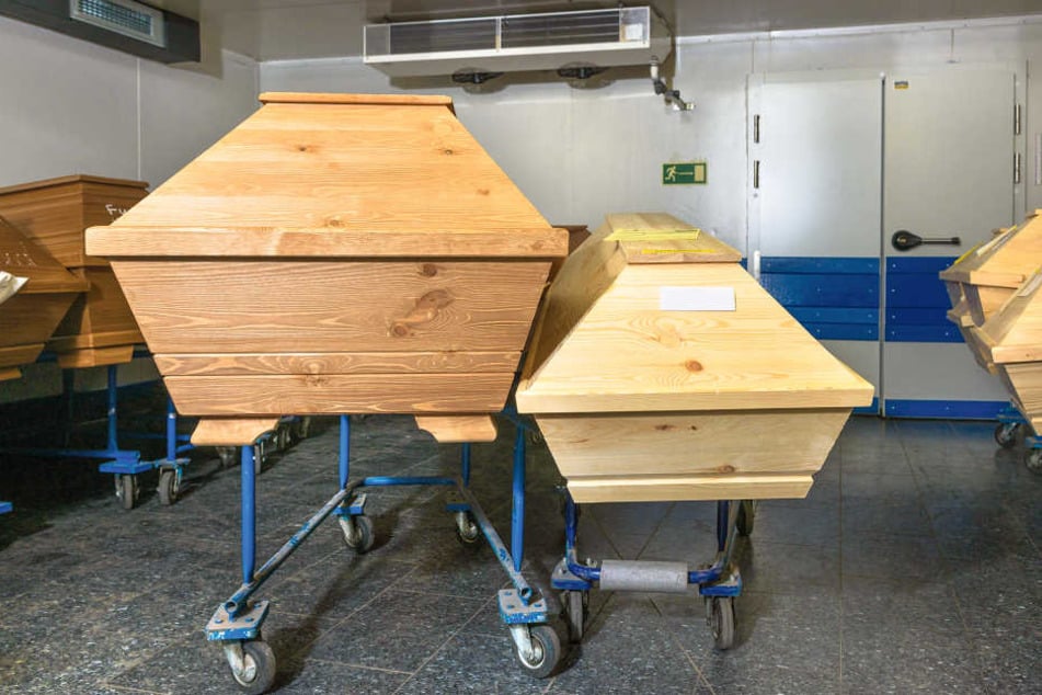 Rechts ein normaler Sarg, links ein besonders großer. Weil die in vielen anderen Krematorien nicht in den Ofen (kl.F.) passen, bringen Bestatter die XXL-Toten auch von weit weg hierher.