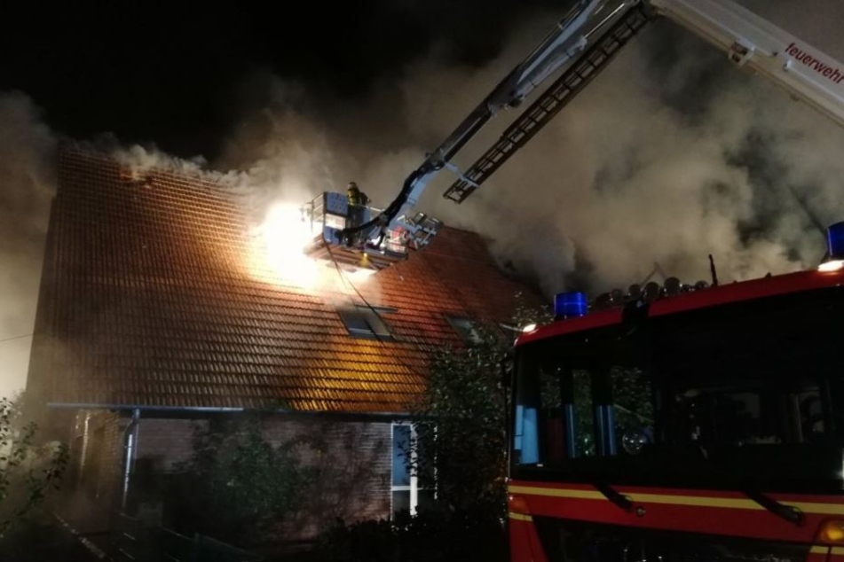 Die Feuerwehr löschte stundenlang das Wohnhaus.
