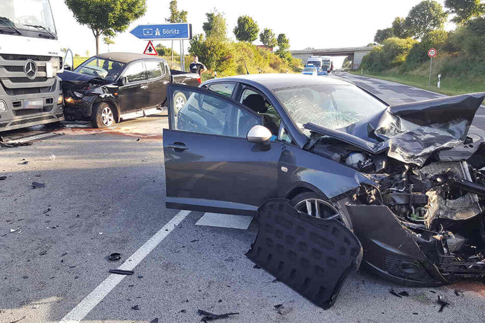 Die zwei Fahrer mussten in eine Klinik gebracht werden.