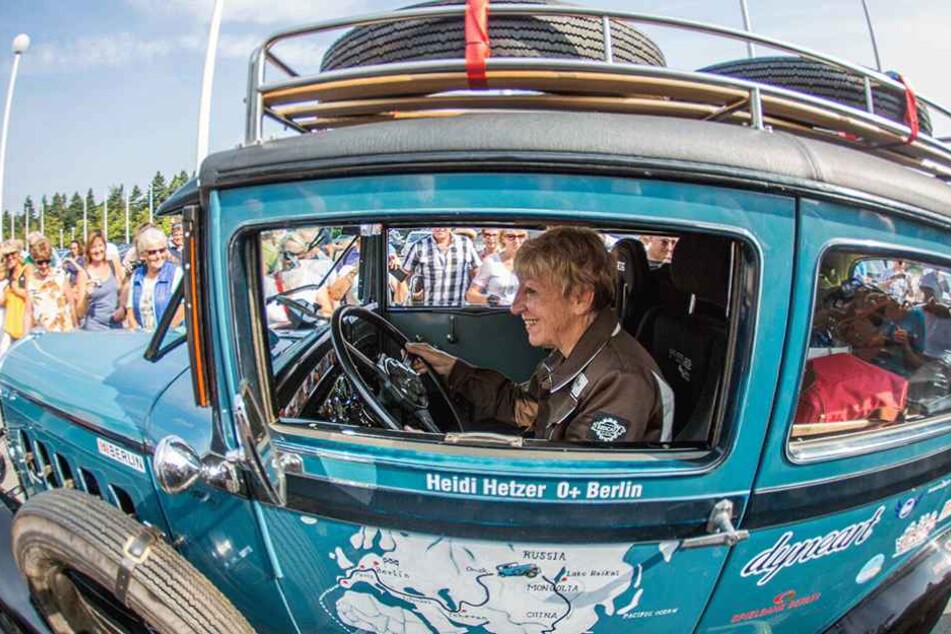 Heidi Hetzer beim Start zu ihrer Weltreise a 27. Juli 2014 in ihrem heute 87 Jahre alten Hudson Great Eight Oldtimer.