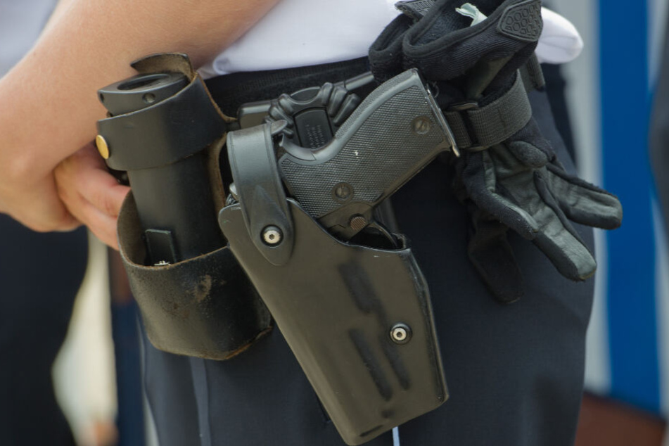 Einem Sprecher des Innenministeriums nach sollten die Menschen die Sicherheitsfragen der Polizei überlassen.