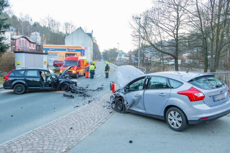 Aus bislang noch ungeklärter Ursache geriet der Kia in einer Rechtskurve auf die Gegenfahrbahn.