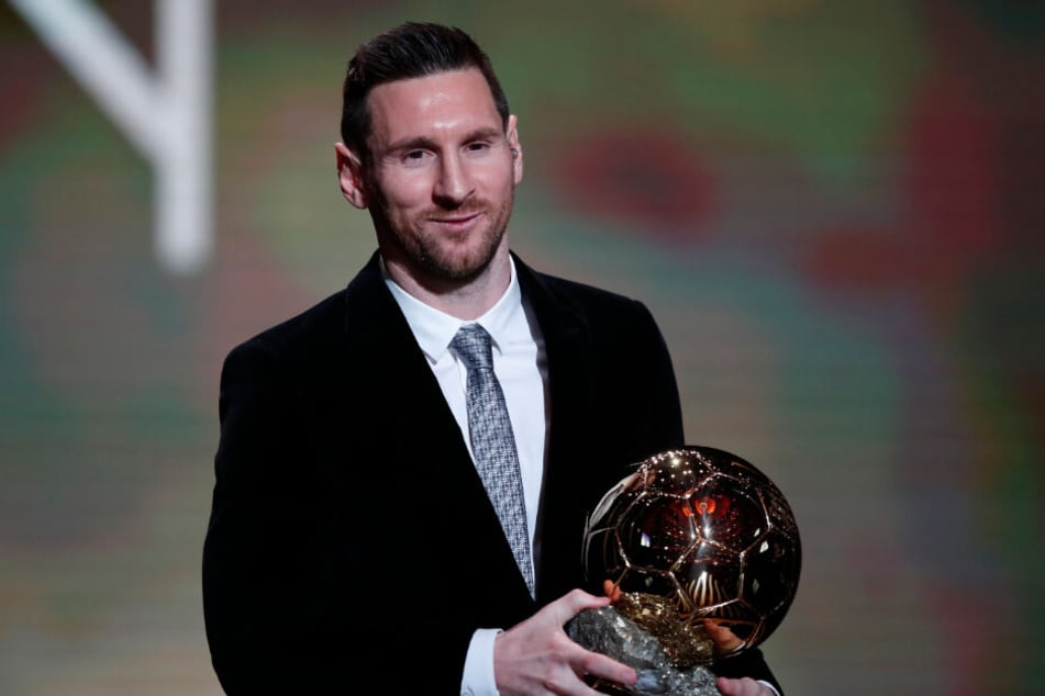 Lionel Messi argentinischer Fußballspieler beim FC Barcelona, hält die Trophäe während der Verleihung des Ballon d'Or im Grand Palais.