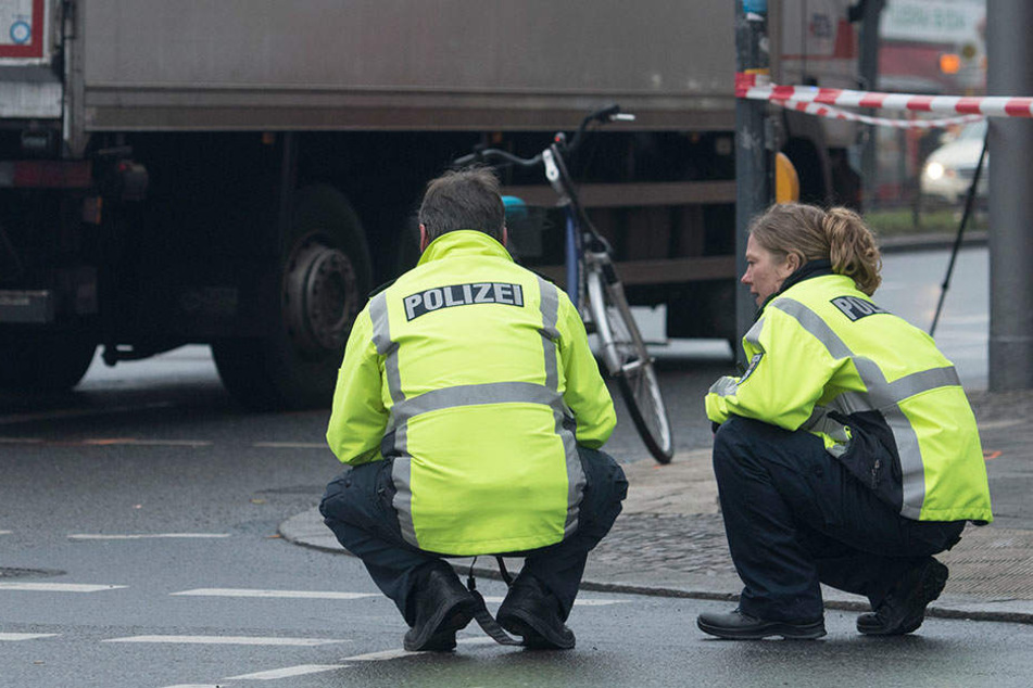 Polizisten sichern am Kaiser-Wilhelm-Platz die Spuren des Verkehrsunfalls.
