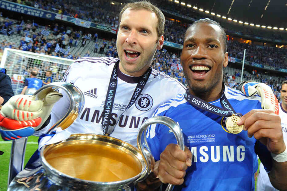 Der größte Moment seiner Karriere: Petr Cech (l.) gewann mit Didier Drogba und dem FC Chelsea am 19.05.2012 im Elfmeterschießen in München gegen den FC Bayern die Champions League.