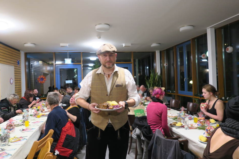 Basti Schauer vom Street Mobil Leipzig steckt hinter der Idee für das Weihnachtsessen.