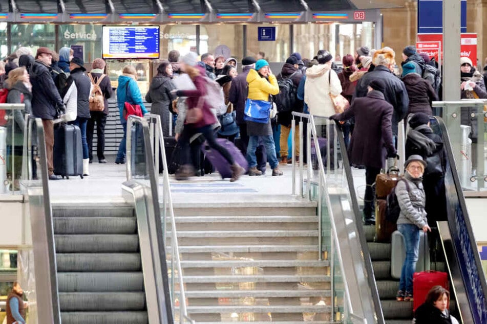 Wartende Leute am Hauptbahnhof in Leipzig. (Symbolbild)