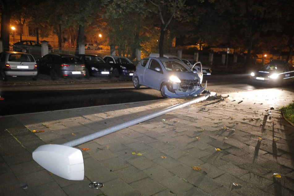 Der Toyota krachte gegen eine Laterne.