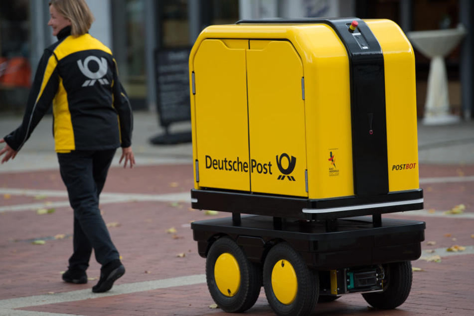 Der Postbot folgt der Postbotin Cindy Rexrodt überall hin.