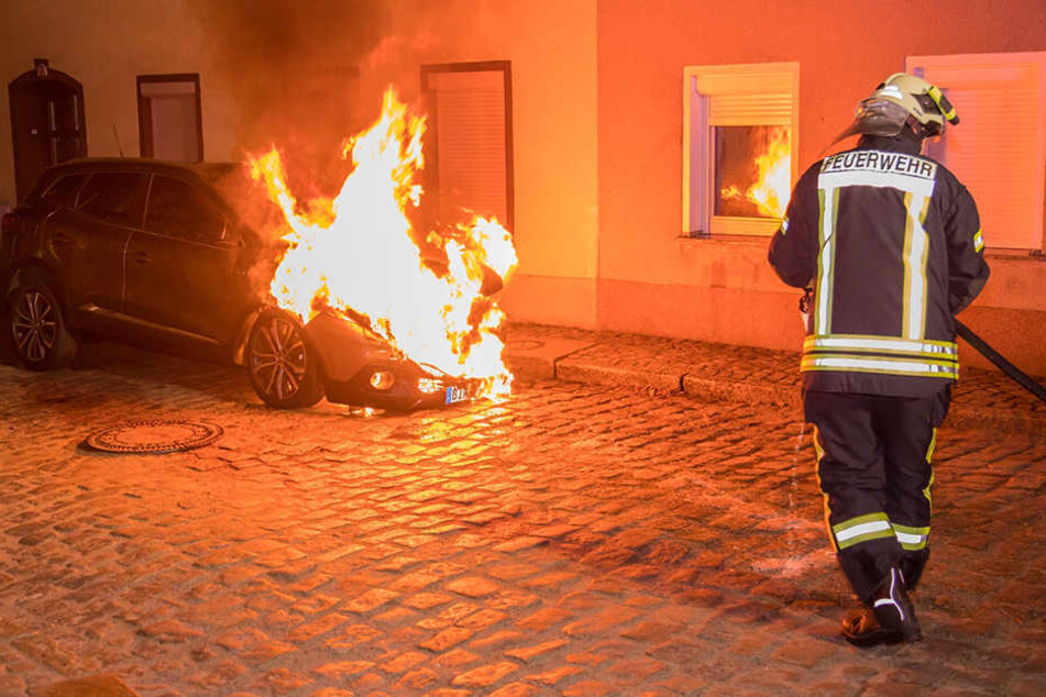 Die Feuerwehr konnte den Neuwagen in der Nacht nicht mehr retten.