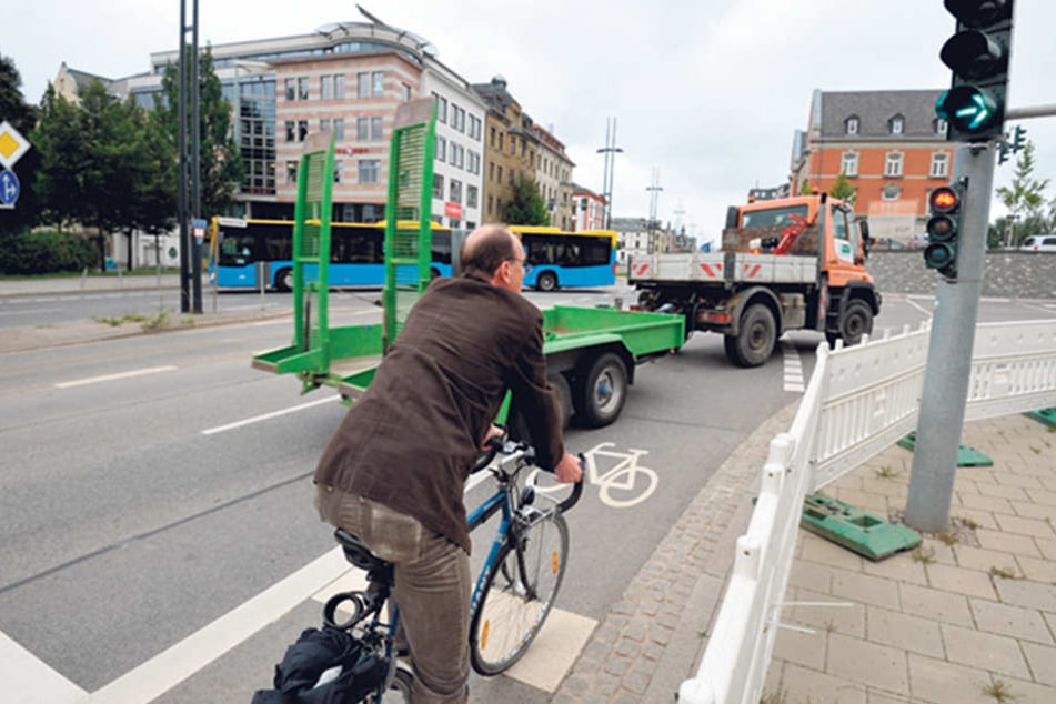 Fahrrad-Experte Ralph Sontag (48) zeigt die gefährliche Kreuzung Bahnhof-/Waisenstraße.