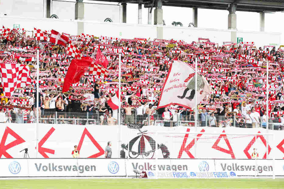Sie standen die komplette Saison wie eine Wand hinter ihren Rot-Weißen: Auf die FSV-Fans, hier am 1. Spieltag gegen den HFC, war immer Verlass. Der Verein will sich dafür am Sonnabend gebührend revanchieren.