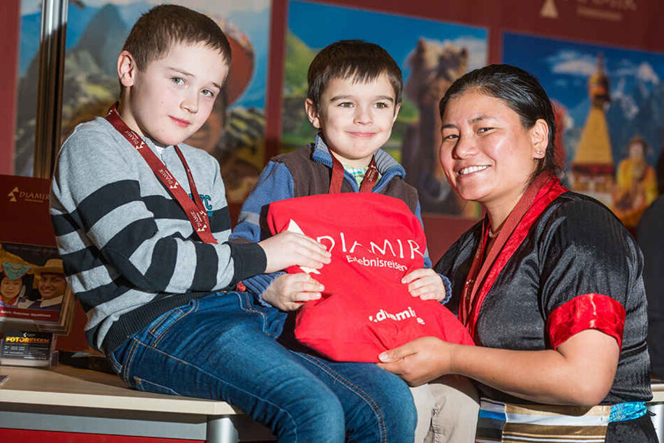 Pema Doma Sherpa (35) lädt Leon (9, l.) und Danny (5) zum Elefantenreiten
nach Nepal ein.