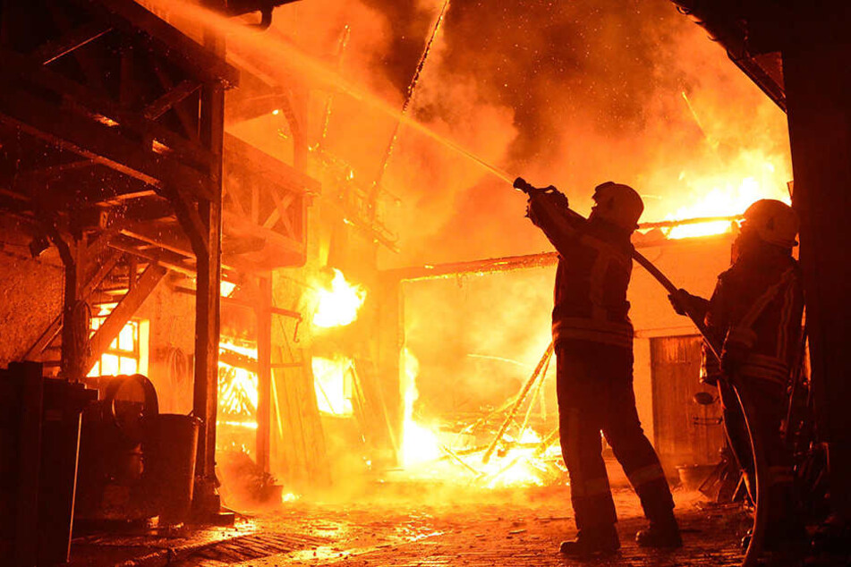 Nach dem Blitzeinschlag breiteten sich die Flammen schnell aus. (Symbolbild)