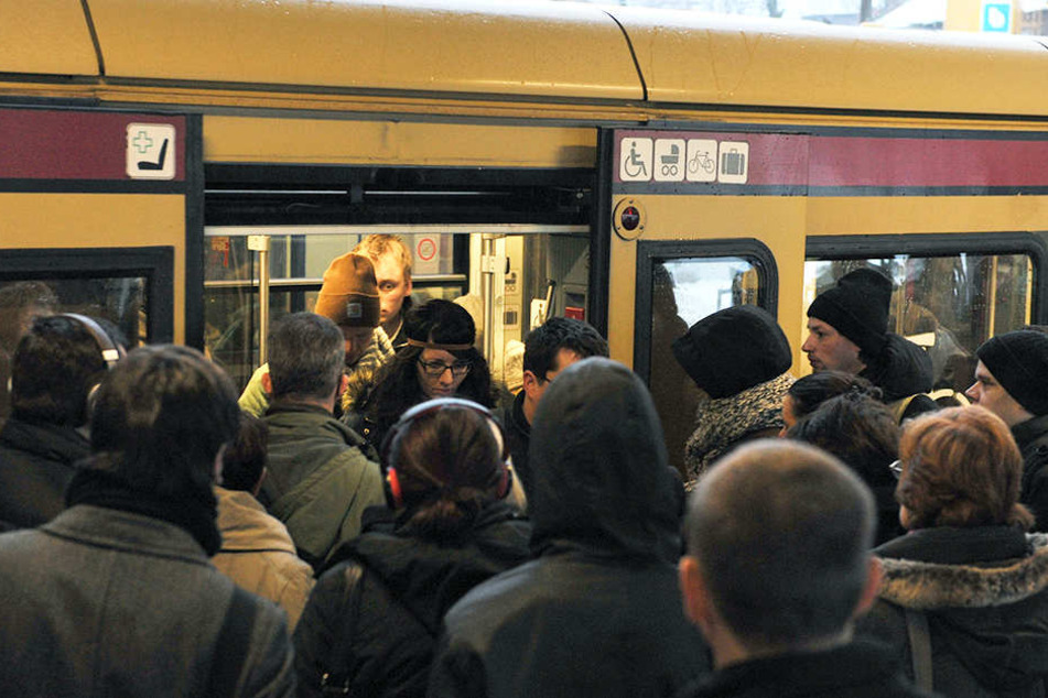 Rushhour an der Bahnsteigkante: Mit verkürzten Zügen im Berufsverkehr macht es keinen Spaß zur Arbeit zu fahren.