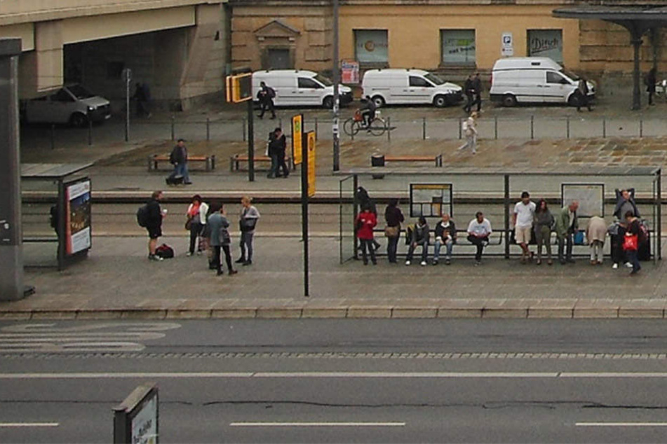 Eine Frau hat in einem Bus der Linie 360 drei anderen Frauen geschlagen. Die Geschädigten stiegen am Dresdner Hauptbahnhof aus.