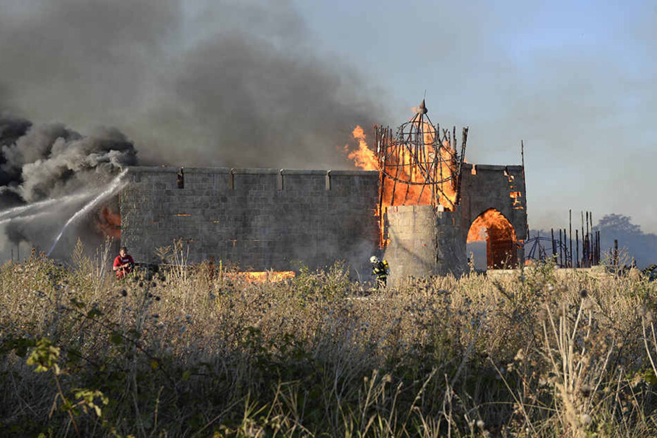Bei dem Feuer wurden die Kulissen für die US-Serie "Knightfall" komplett zerstört.