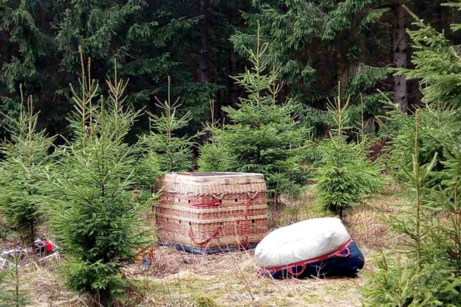 Der augenscheinlich unbeschädigte Ballon samt Zubehör wurde am Dienstag in einem Wald bei Elend im Oberharz gefunden.